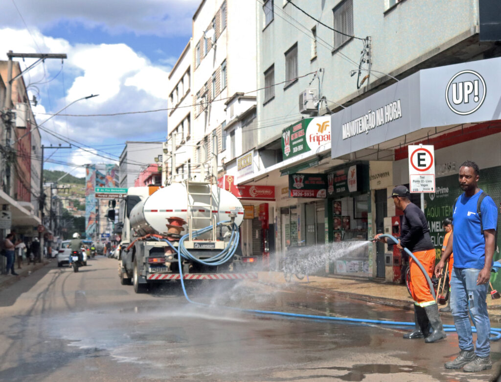 Rua Monsenhor Gustavo Freire e Avenida Senhor dos Passos têm trânsito liberado em Juiz de Fora 1 LIMPEZA RUA FELIPE COURI.jpg
