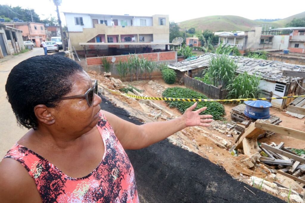 Sem água e energia, casa de idosa no Bairro Igrejinha segue com muro caído há um mês 3 Sem água e energia, casa de idosa no Igrejinha segue com muro caído desde chuva em 7 de fevereiro