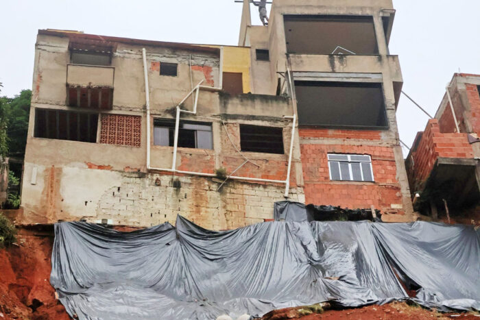 Moradores esvaziam casas e demolições começam no Cruzeiro do Sul 3 moradores demolicao graminha e cruzeiro do sul 3 leonardo costa